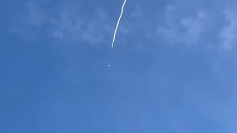 Man Captures Suspect Chinese Spy Balloon Being Shot Down From His Yard, Conway,  스톡 동영상 232325201