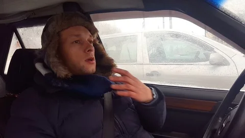Man in the car. Fool. Vídeo Stock 99173122