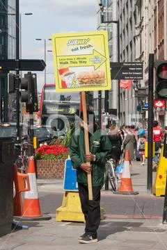 Man carrying boards advertising Subway sandwich shop, Bishopsgate, London, En Stock Photos