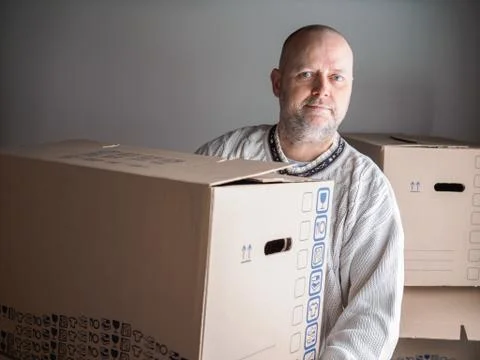 Man carrying moving boxes Stockfoto's