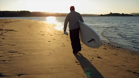 Man carrying surfboard. 스톡 동영상 88370965