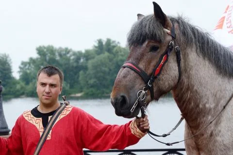 Man with carthorse preparing to performance during day of kiev holiday Foto stock