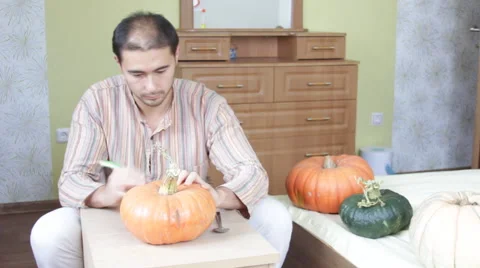 Man carving pumpkin for Helloween Stock-Footage 68628062