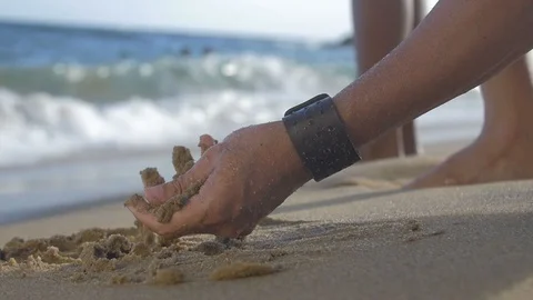 Man catching sand in slow motion 動画素材 128074535