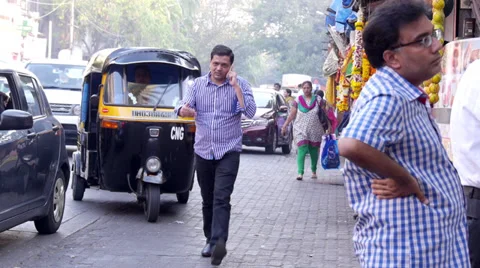 Man on Cell Phone Walking Down Busy Indian Street Vídeos de archivo 38111040
