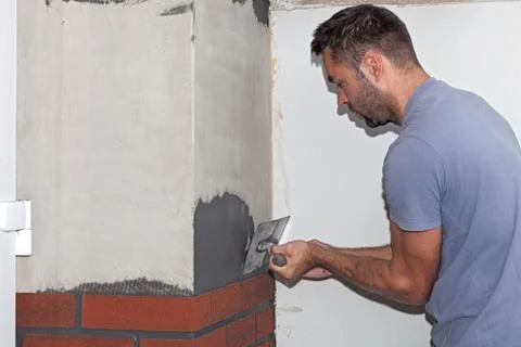 Man cement is applied with a trowel. Foto stock