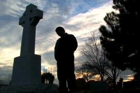Man in Cemetery 库存影片 284282