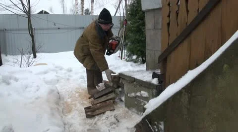 A man with a chainsaw Video stock 20999792