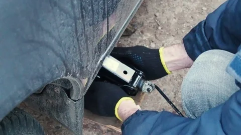 Man change the wheels on the car Video stock 108112326
