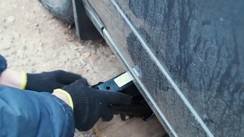 Man change the wheels on the car Video stock 108112364