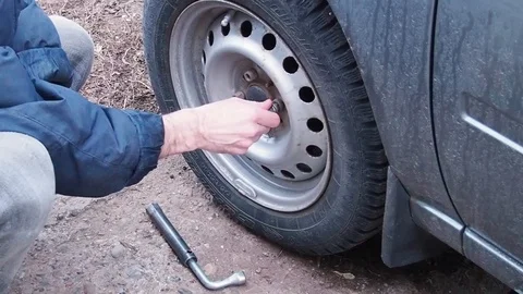Man change the wheels on the car Video stock 108112365