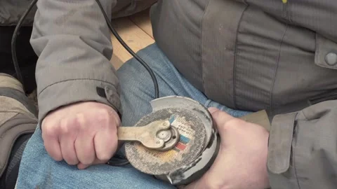 A man changes grinding wheel on an angle grinder. Video stock 157286990