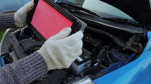 Man is changing the air filter for the car Video stock 80373721
