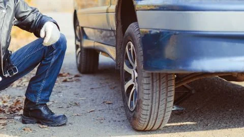 Man changing wheel on a car Stockfoto's