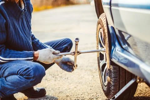 Man changing wheel on a car 库存照片