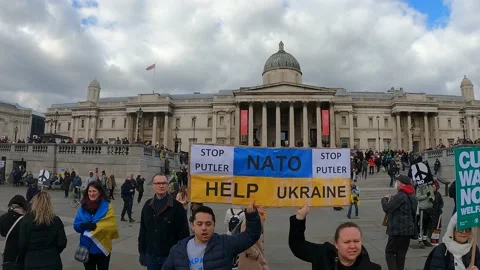 Man chant no more war while holding a ukrainian flag national gallery Stock Footage 171483152