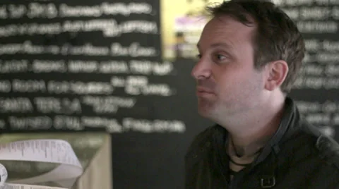 Man chats &amp; laughs at bar 库存影片 35142909