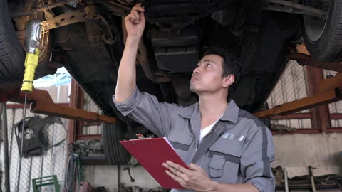 Man checking car Stock-Footage 173594026