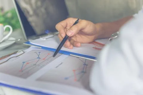 Man checking  financial report document in the office Foto stock