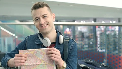 Man checking map on the train station and smiling to the camera, steadycam shot Vídeos de archivo 75959338
