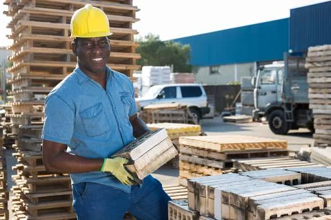 Man is checking quality of bricks in the open area of a construction store Foto stock