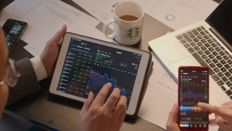 Man Checking Stock Market Data on Tablet at Office Desk Vídeos de archivo 336551295