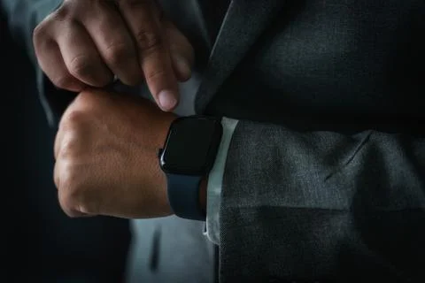 Man checking time on his smartwatch device Close-up display clock checking .. Foto stock