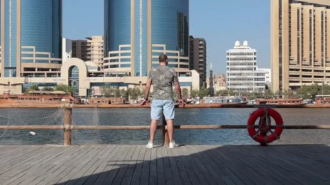 A man checking view Vídeos de archivo 142059977