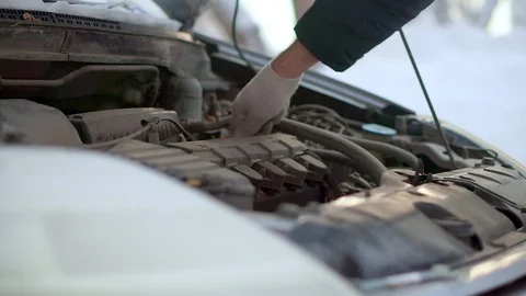 A man checks the engine of his car. It is very cold outside. Vídeos de archivo 102155485