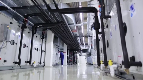 A man checks heating and ventilation systems on the technical floor Vidéo 71244431