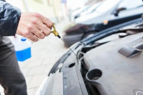 Man checks the oil level in the engine of the car Fotos de archivo