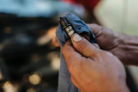 Man checks the spark plug on the old car Foto stock