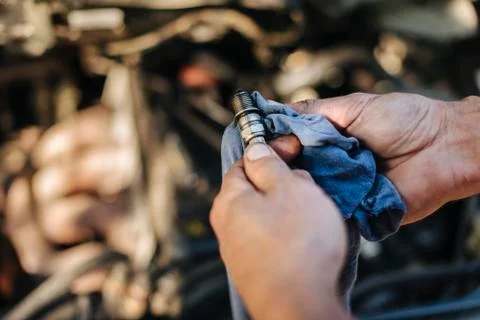 Man checks the spark plug on the old car Foto stock
