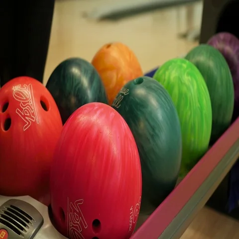 The man choose bowling balls 스톡 동영상 69287516