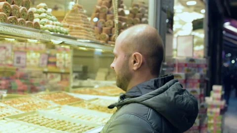 A man chooses products in the store. Vídeo Stock 100582124