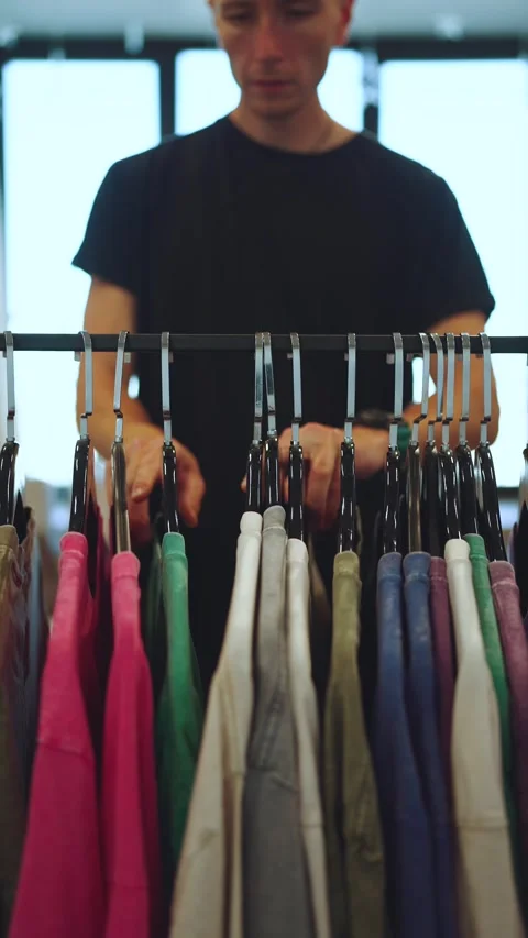 A man chooses a T-shirt 動画素材 324213601