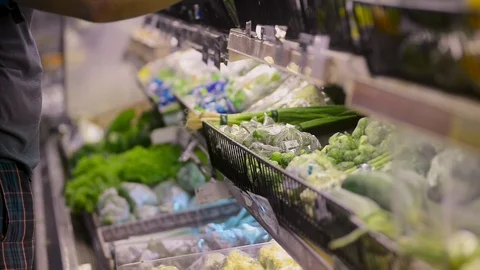 Man choosing green vegetables in package in organic food shop supermarket. Vídeo Stock 123091374