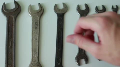 Man choosing a wrench 動画素材 65371148