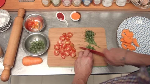 Man choppen coriander on the board Stockbeeldmateriaal 75166795