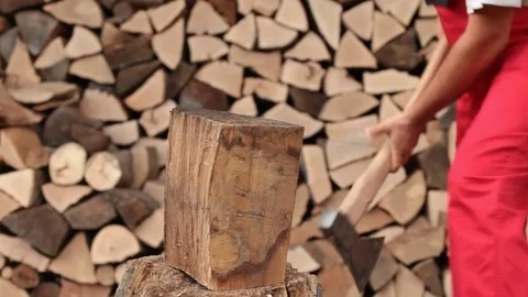 Man chopping firewood 스톡 동영상 72416167