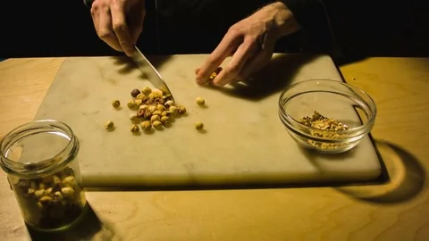 Man chopping hazelnut nuts. Vídeos de archivo 79865234