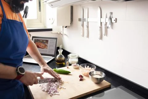 Man chopping onions while learn to cook Foto stock