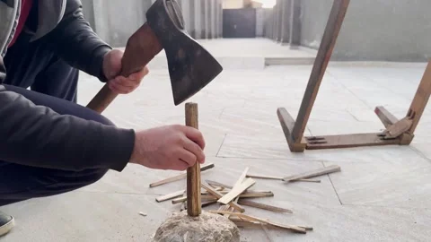 Man Chopping Wood Stockbeeldmateriaal 340186051