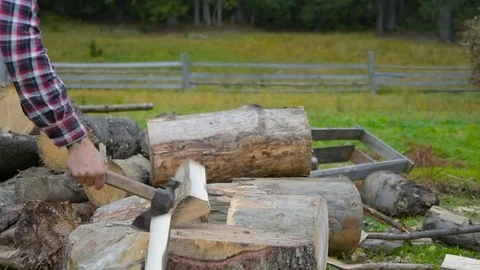 Man chopping wood outdoor Vidéo 82701853