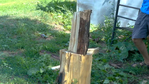 Man chops firewood Vídeos de archivo 94194912