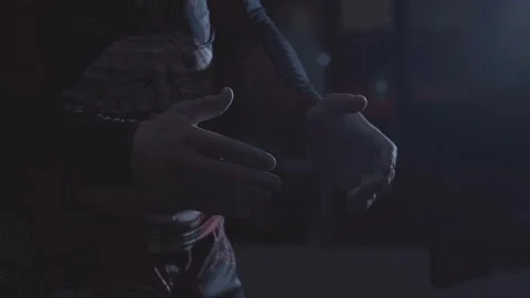 Man claps his hands Video stock 77193125