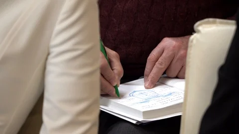 Man in classic wool sweater write down information during conference, close-up 스톡 동영상 89180149