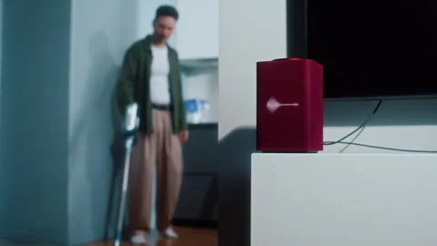 Man cleaning apartment while music plays from smart speaker Vídeos de archivo 319442341