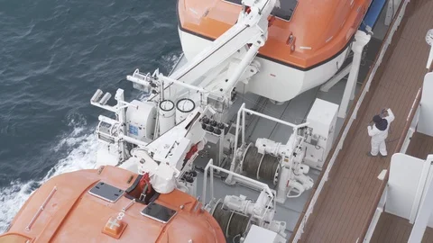 Man cleaning the big ship using wap high pressure washer Vídeos de archivo 113400670