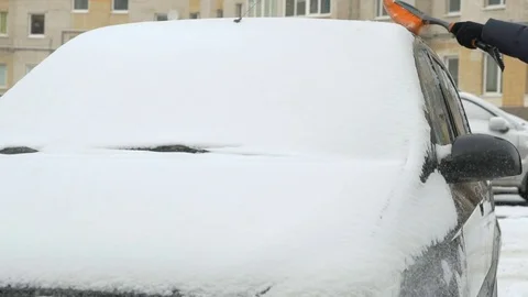 Man cleaning car from snow Vídeo Stock 81260307